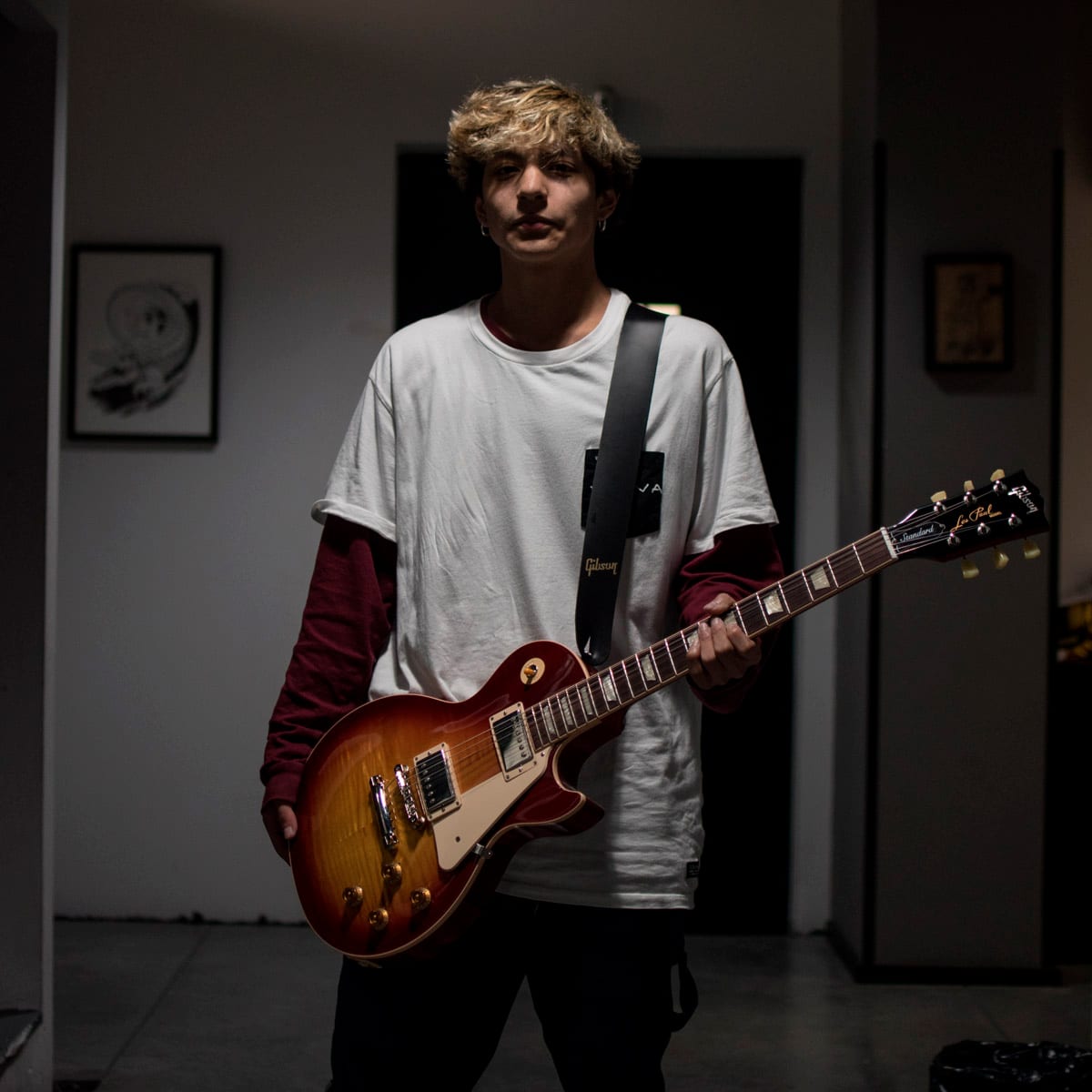 Diego con su gibson