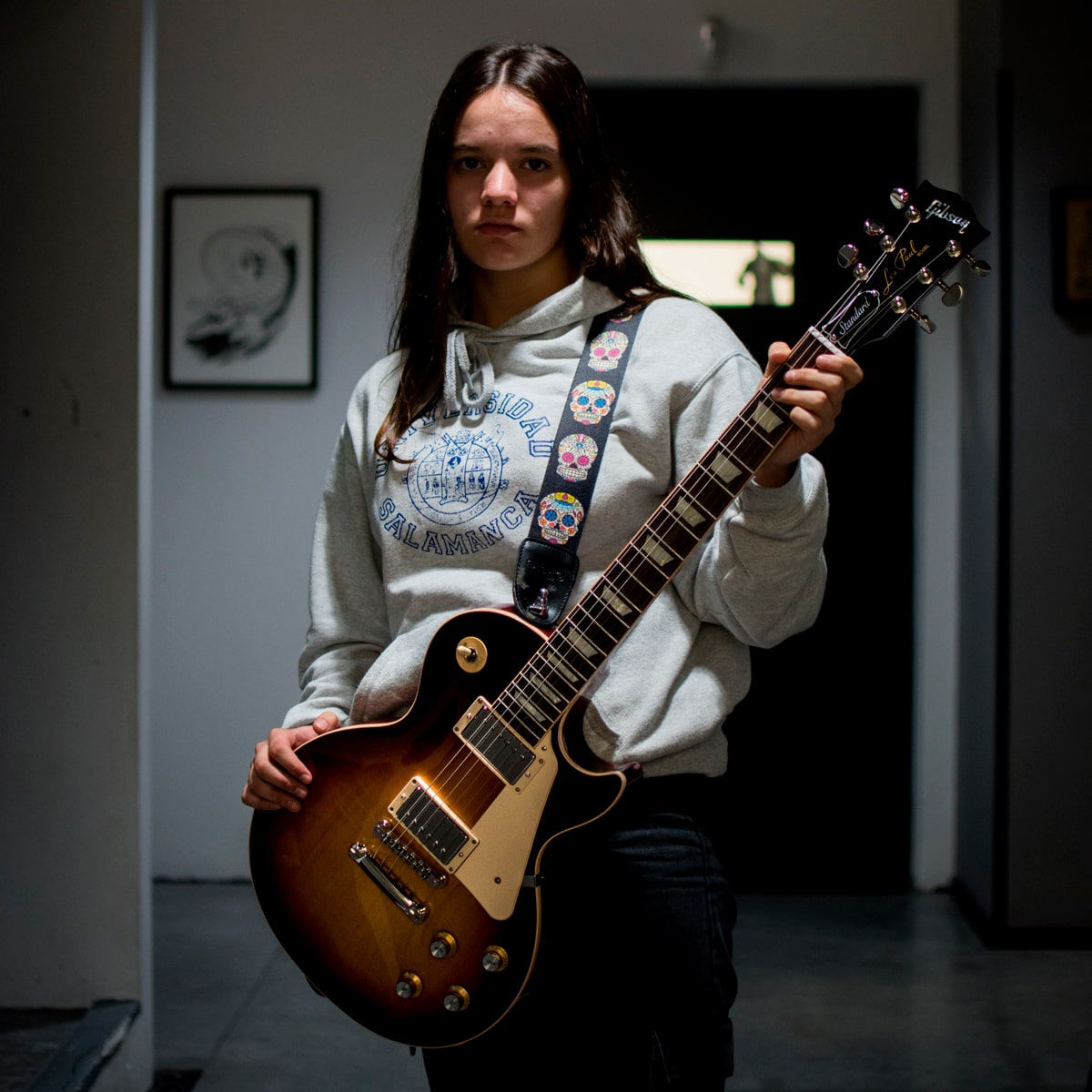 Irene sujetando su Gibson